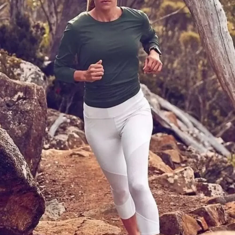 Athleta Mesh Contender Mid-Rise Capri Leggings‎ in White Medium